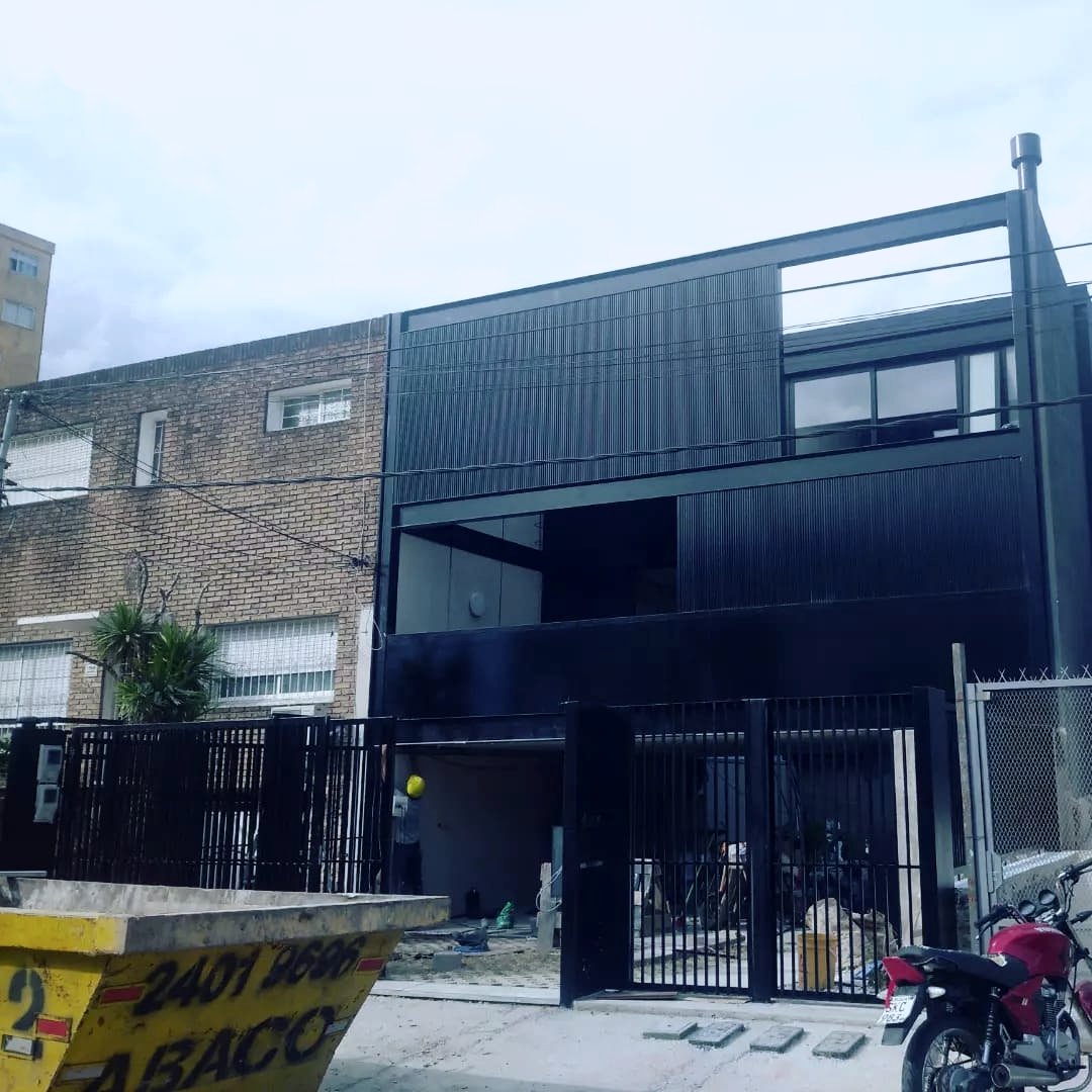 Fachada con revestimiento metálico en Uruguay