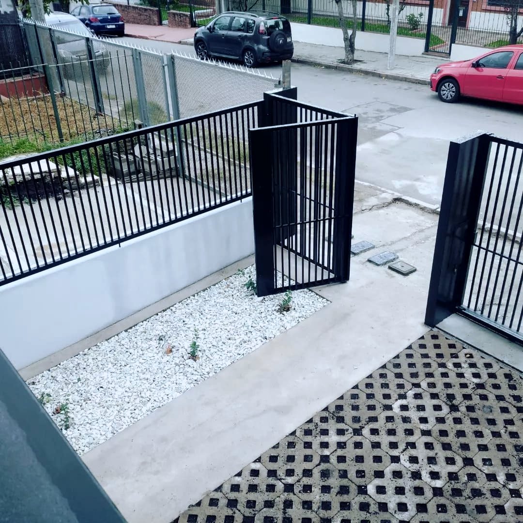 Portón peatonal de hierro en Uruguay
